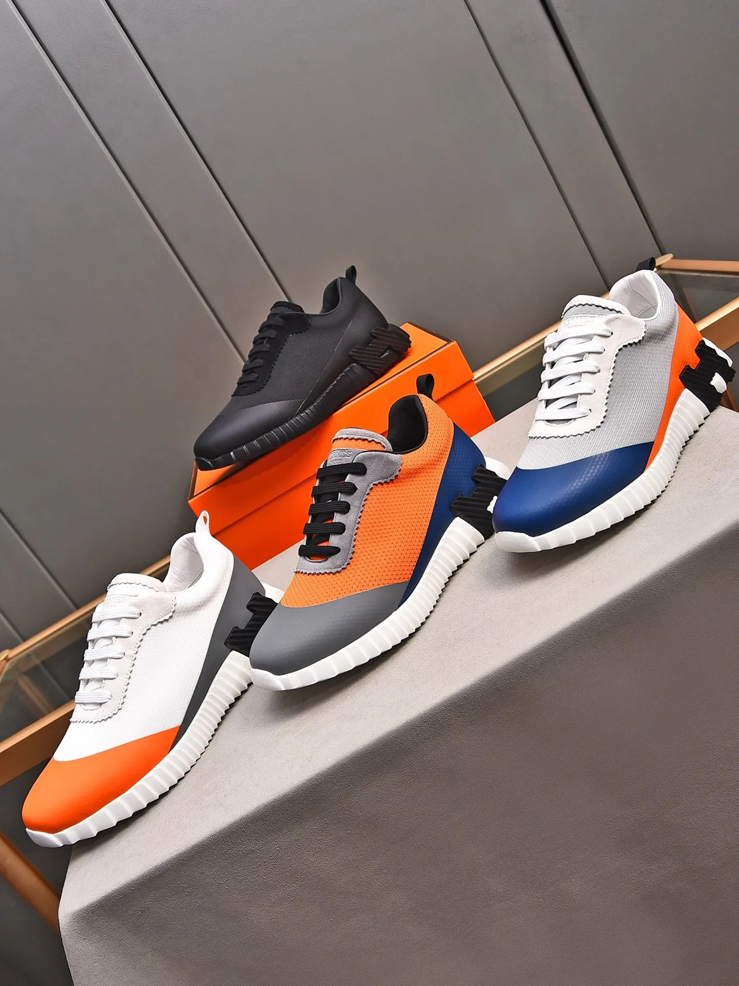 PP580【Hermes】fe new arrival~New Bouncing sneakers are the most comfortable shoes from Hermès. They are extremely light on the feet and look great. You won’t feel tired even when you go shopping and running around. They are very light and comfortable. They are extremely light, suitable for both sports and leisure. They feel great when you step on them! It’s up to you to choose, there’s always what you want~ ✔️Fabric: Imported first-layer cowhide + high-elastic fly weave ✔️Inner lining: Imported water-dyed cow lining ✔️Outsole: Seamless combination of IP+TPU (multi-color letters) German technology irradiation machine ✔️Code number: Male 38-44 (45 customized)